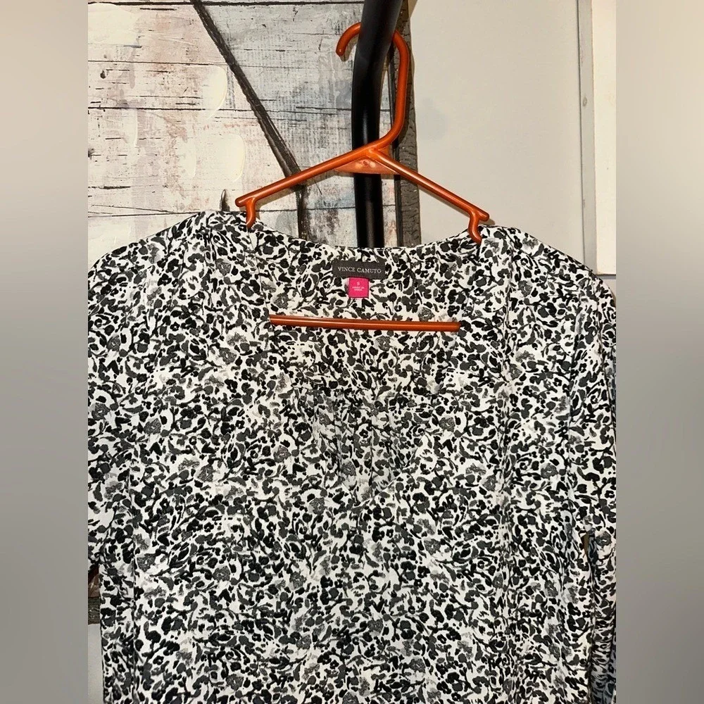 EUC Vince Camuto Size Small Women's Black, Gray and White Patterned‎ Top